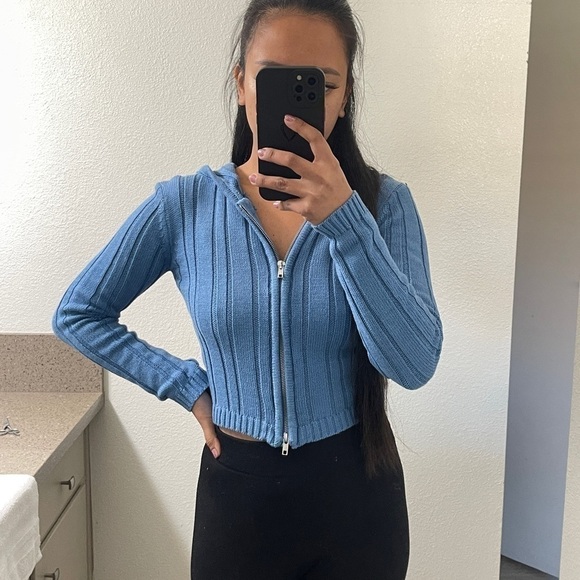 BIN#5 - FASHION NOVA Women’s Small Hooded Cropped Sweater - Picture 8 of 14